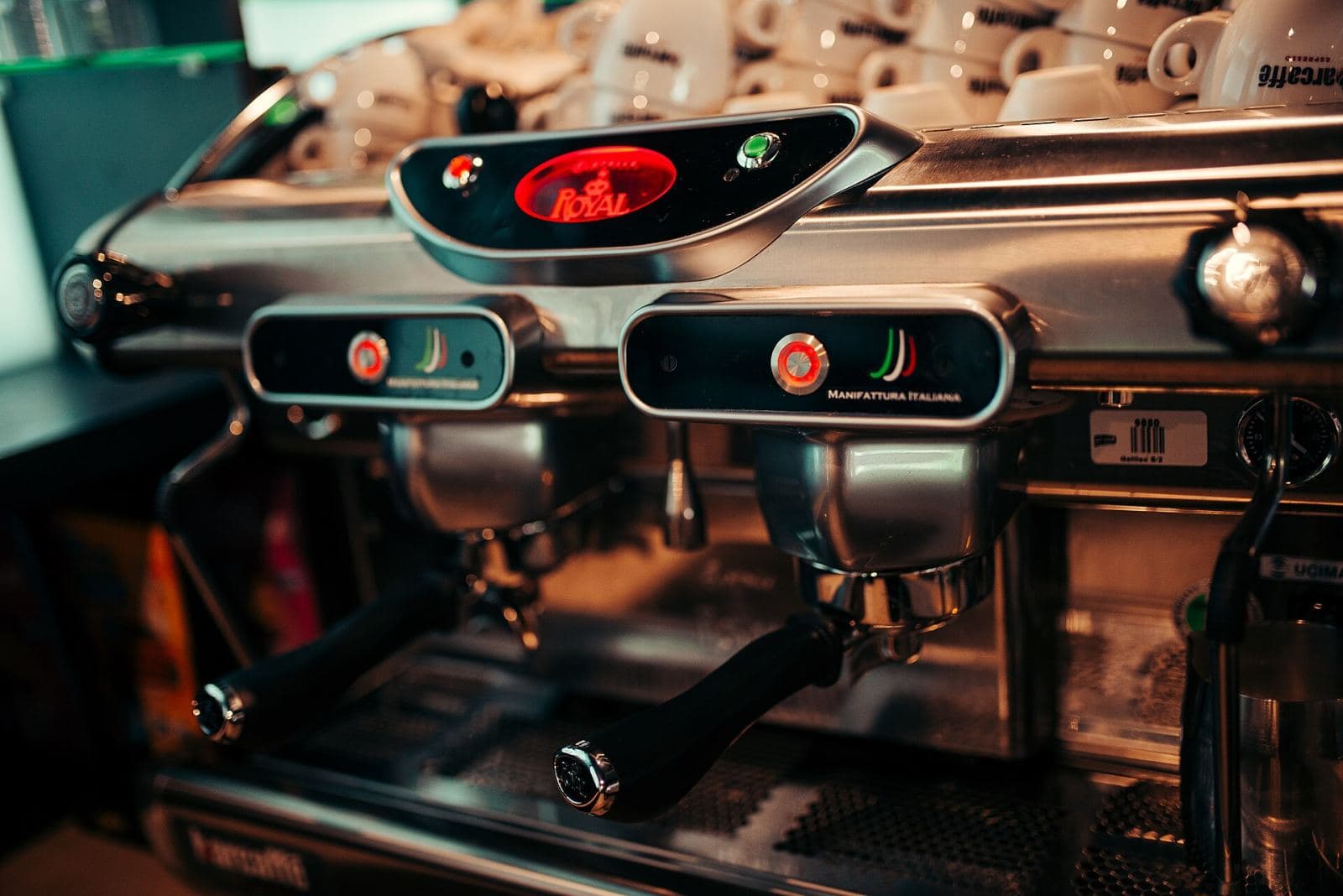 Semi-automatic vs fully automatic espresso machines: which one for your café?